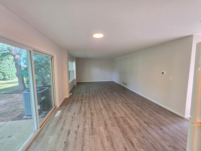 Building Photo - 740 Village Cir