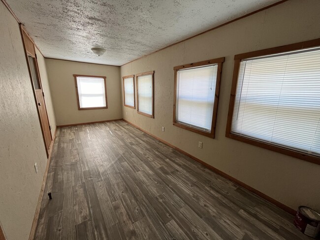 Building Photo - 1001 E 5th Ave