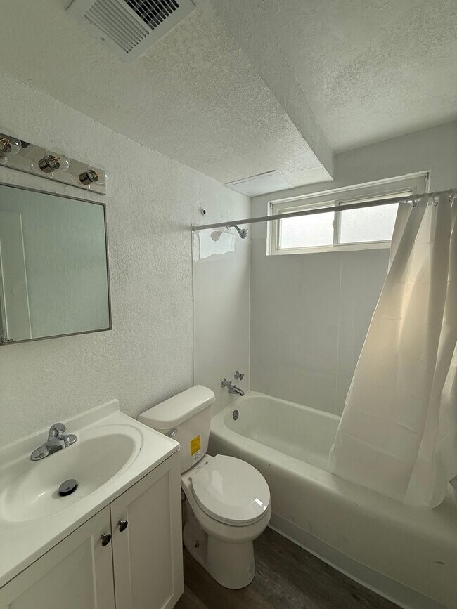 Building Photo - 2606 E Hennepin Ave