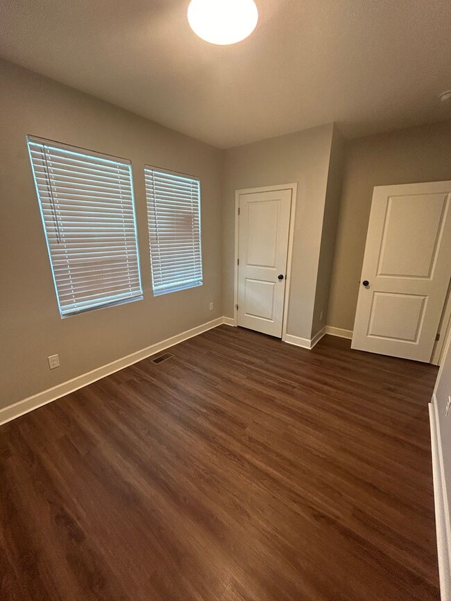 Building Photo - Newly Renovated Spacious 3 Bedroom w/ Full...