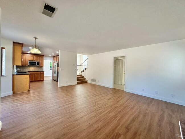 Building Photo - 768 Rose Dr