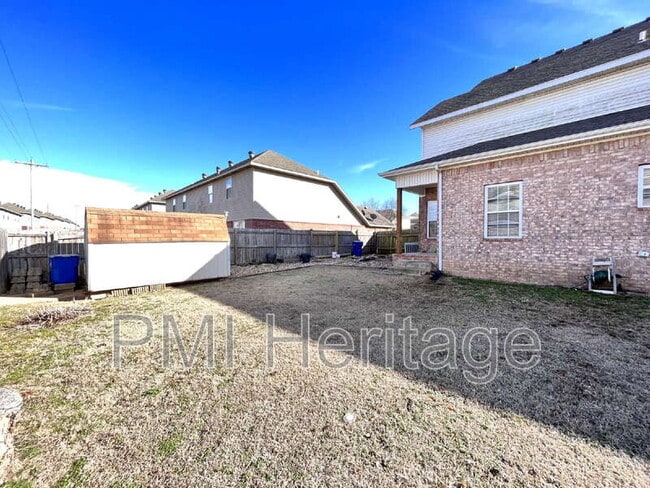 Building Photo - 3200 SW Windrift Ave