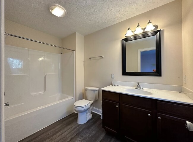 Primary bathroom en-suite - 120 Amber Cir NW