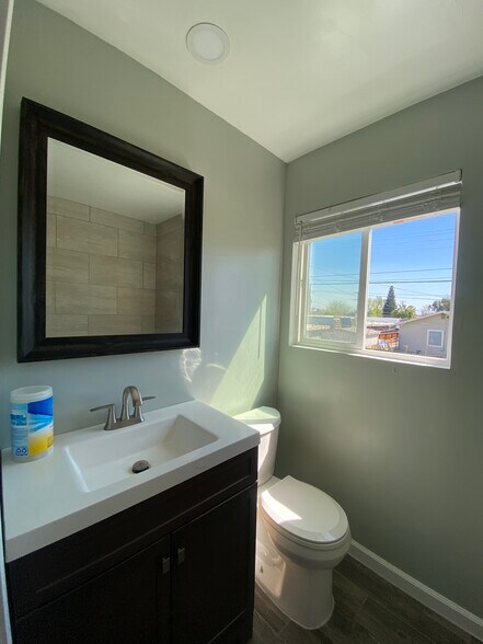Upstairs Full Bath - 1725 Buena Vista St