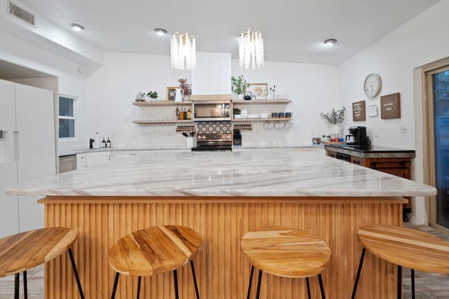 Building Photo - 10755 Clara Ln