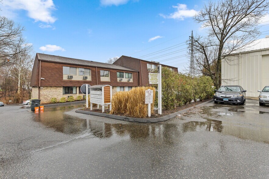 Building Photo - 22 Radio Pl