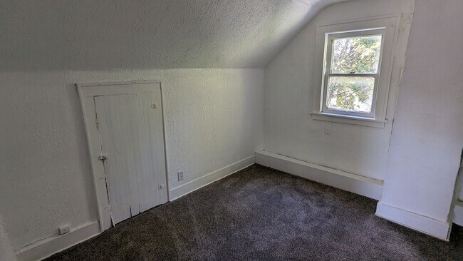 Building Photo - 711 Roselawn Ave