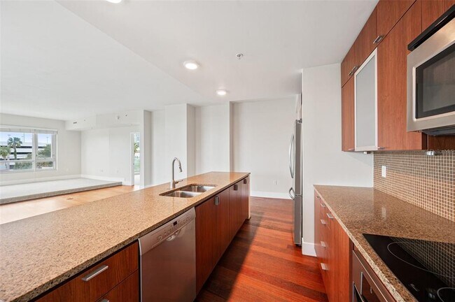 Building Photo - 912 Channelside Dr