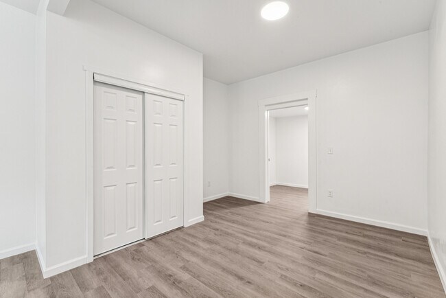 Building Photo - 913