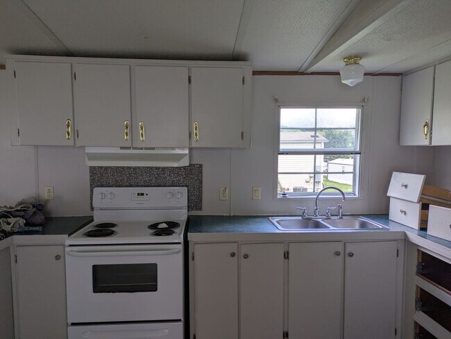 Building Photo - Springs Road Estates Unit#25