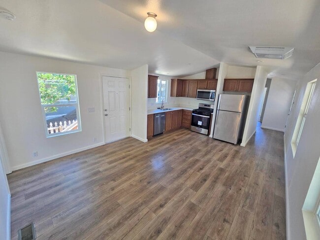 Building Photo - 1342 Hannah Ave