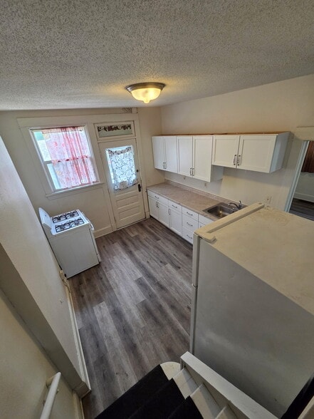 Kitchen - 317 E Spring St