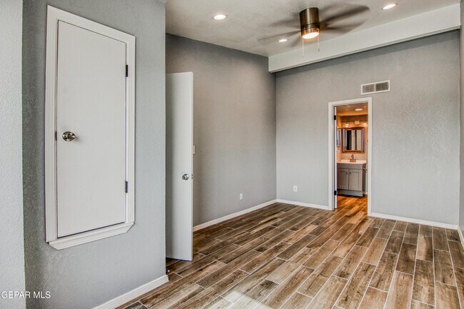 Building Photo - 6001 Morning Glory Cir