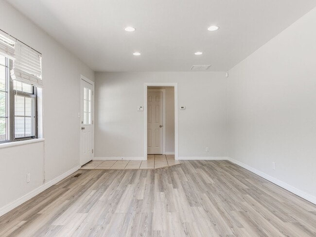 Building Photo - 3 Bedroom 1 Bath Home w/ 2 car garage in Shawnee