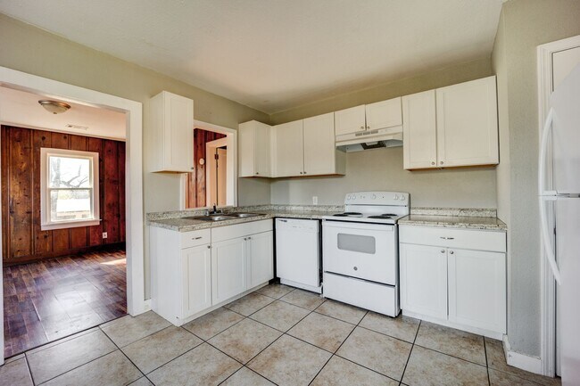 Building Photo - Freshly Updated House (Updated Pictures Coming Soon)