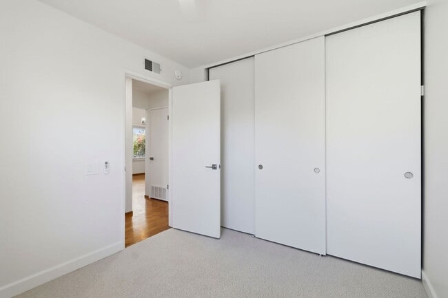 Building Photo - Updated Townhome in Lake Santa Clara HOA