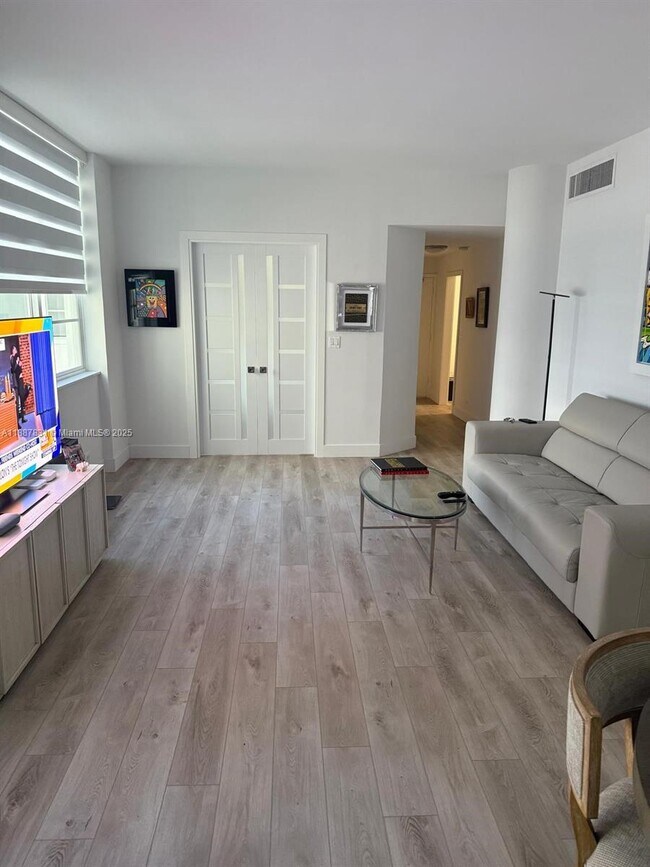 Building Photo - 5005 Collins Ave