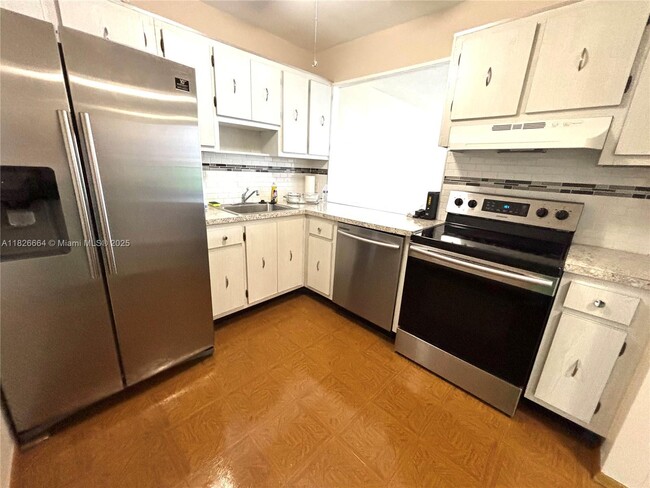 Building Photo - 100 Bayview Dr