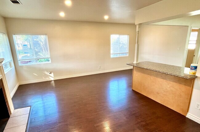 Building Photo - Belle