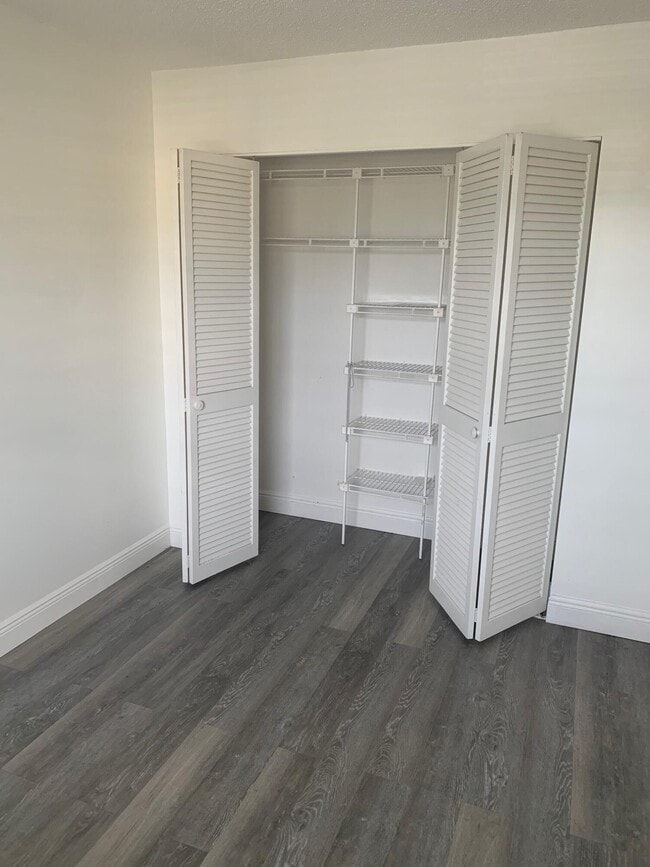 Building Photo - 4688 Oak Terrace Dr