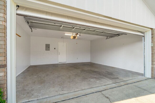 Building Photo - 502 Krest Dr
