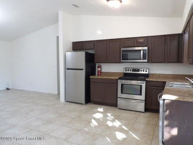 Building Photo - 752 Gelaso St SW