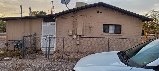 Building Photo - 5802 E 24th St