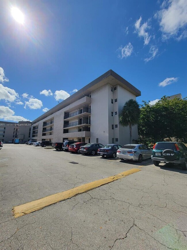 Building Photo - 870 NW 87th Ave