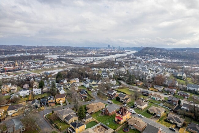 Building Photo - Don’t miss this! Beautifully RENOVATED 3 bedroom in Stowe!!