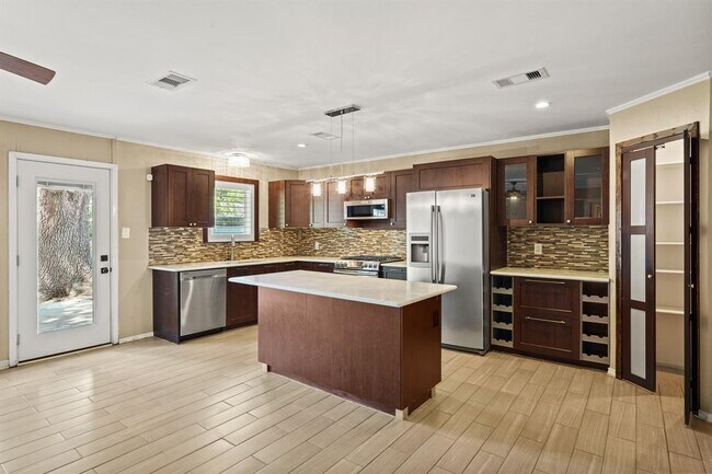 Building Photo - 5319 Saxon Dr