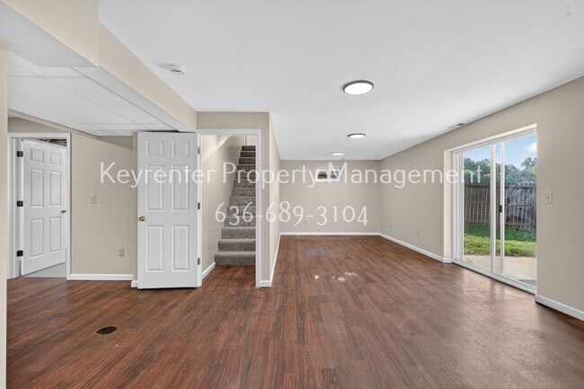 Building Photo - 357 Della Dr