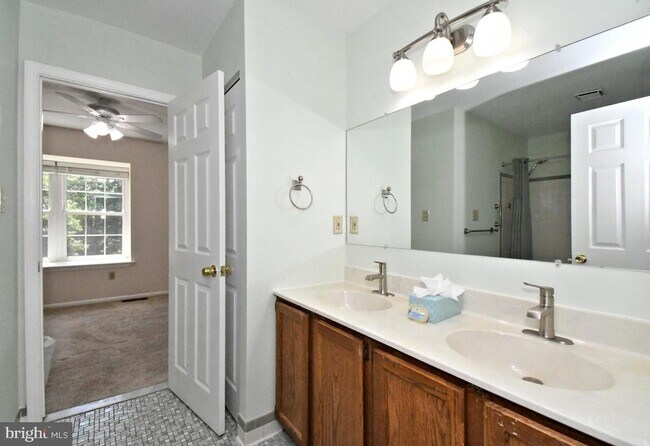 Building Photo - 2489 Hillendale Dr