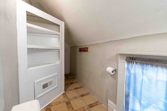 Building Photo - 300-302 Spencer