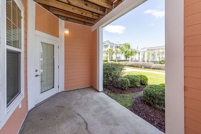 Building Photo - 1 Bedroom 1 Bath Condo in Southampton Pointe - Mt. Pleasant