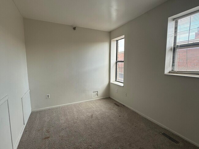 Building Photo - 590 Parkview Dr
