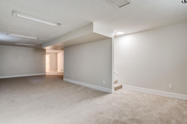Building Photo - 915 Wheatland Dr