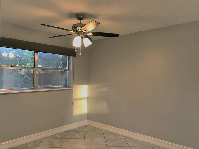 Building Photo - Holiday Heights