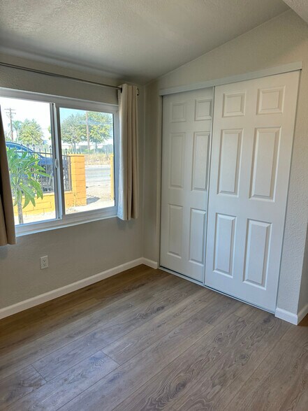 Building Photo - 8861 Live Oak Ave