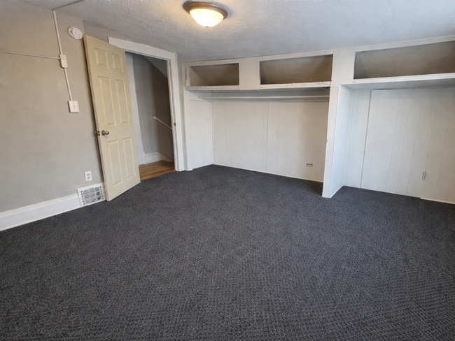 Building Photo - Two bedroom/ Two bath house