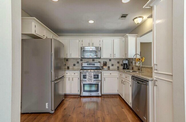 Building Photo - 28 Fallenstone Dr