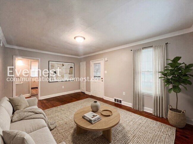 Building Photo - 2 Bed/1 Bath Home with Off-Street Parking / Available Now!