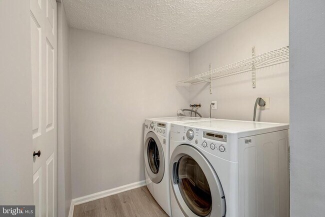 Building Photo - 6320 Lightburn Ct