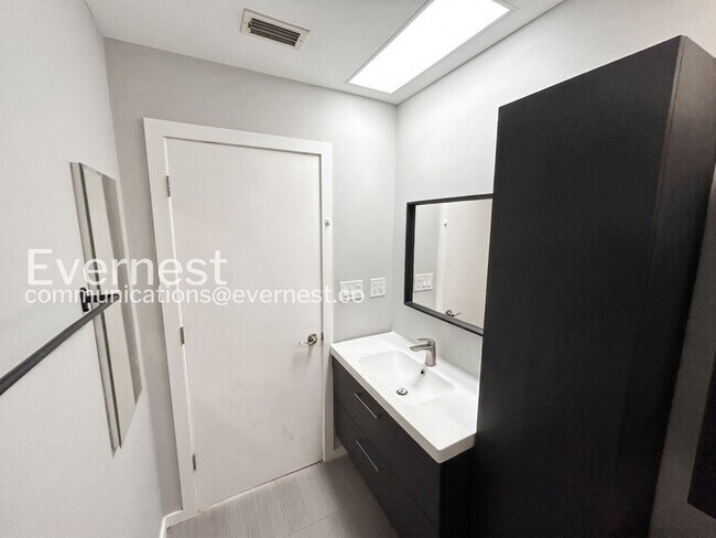 Building Photo - 7516 S Sanibel Cir