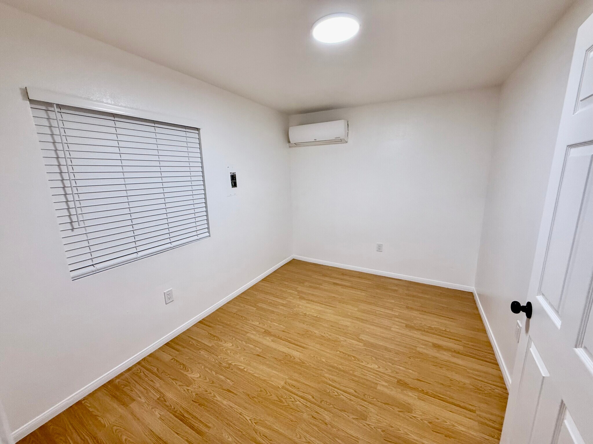 Building Photo - 9845 Rosecrans Ave