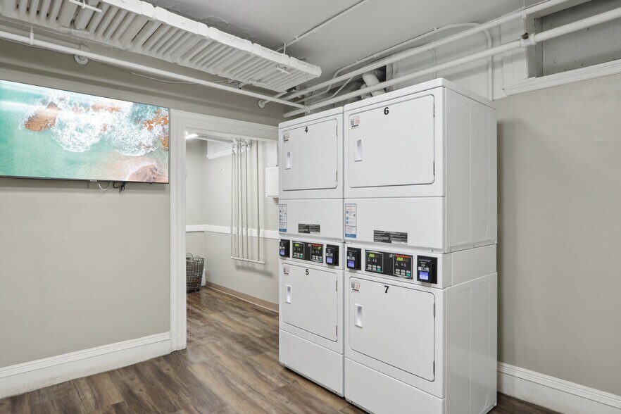 Building Photo - 1402 Beacon St