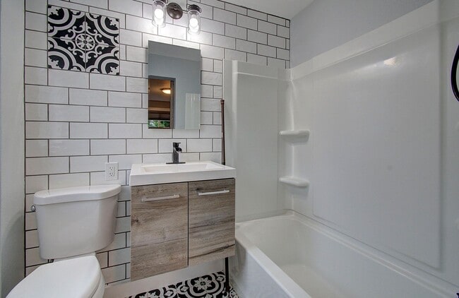 Building Photo - Charming 1+bd, 1ba Bungalow w/ Renovated Attic