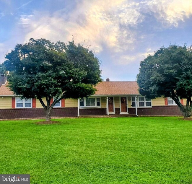 Building Photo - 2024 Beverly Dr