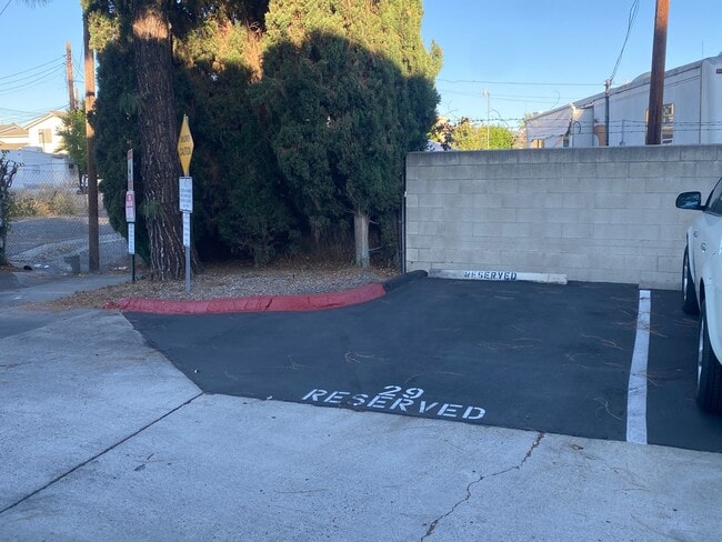 Building Photo - Decker Townhome