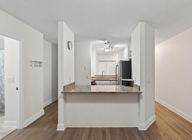 Building Photo - Newly Remodeled 2Bed 1Bath Townhome in Prior Lake!