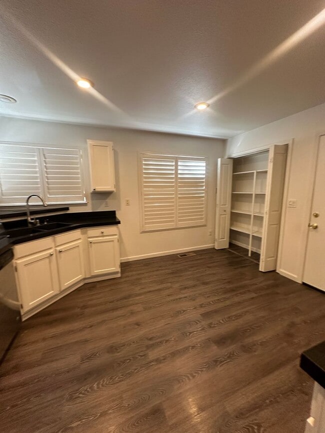 Building Photo - Adorable single story, 3 bedroom, 2 bath h...